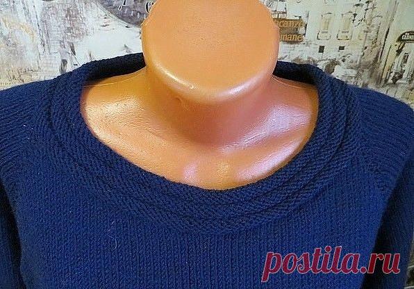 Три простых, но красивых способа обвязки горловины вязанных вещей. 

Обвязка горловины крючком от Svet@u

1-2 ряды: столбики без накида; 
3 ряд: чередуем столбик с накидом и одну воздушную петлю; 
4 ряд: столбики без накида; 
5 ряд: рачий шаг

чаще всего вяжу 1 ряд ст. без н. и 