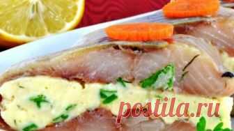 Очень вкусная закуска из селедки — улетает со стола за считанные минуты! 
Ингредиенты:

Селедка — 1 штука;
плавленный сырок — 1 штука;
масло сливочное — 20 грамм;
зелень по вкусу.

Приготовление:
Селедку чистим и разделяем на филе. Плавленный сырок натираем на терке, добав…