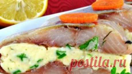 Очень вкусная закуска из селедки — улетает со стола за считанные минуты!
Ингредиенты:
Селедка — 1 штука;
плавленный сырок — 1 штука;
масло сливочное — 20 грамм;
зелень по вкусу.
Приготовление:
Селедку чистим и разделяем на филе. Плавленный сырок натираем на терке, добав…