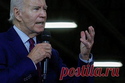 У Байдена снова случились проблемы с памятью. Президент США Джо Байден забыл подписать документ о поддержке американских производителей, ради которого выступил с речью в штате Мэн. По завершении своей речи он спустился поприветствовать собравшихся, а приказ остался на трибуне неподписанным. Байден исправил оплошность, только когда помощник напомнил ему об этом.