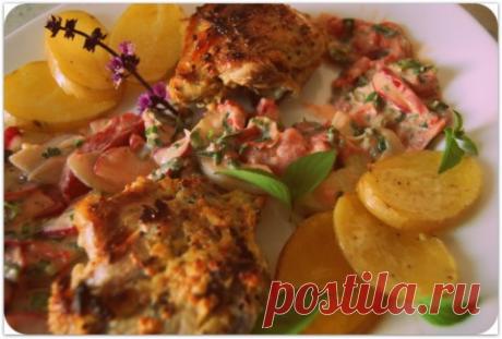 Куриные бёдра маринованные в горчино-медово-сметанно-луковом соусе.