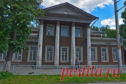 В российском городе захотели отремонтировать дом с привидением. Федеральное министерство культуры захотело отремонтировать в российском городе дом с привидением. Речь идет об особняке дворянина Пузан-Пузыревского, расположенном в Вологде на улице Герцена. Существует легенда, что внутри исторического объекта, построенного в 1838 году, обитает дух бывшего хозяина.