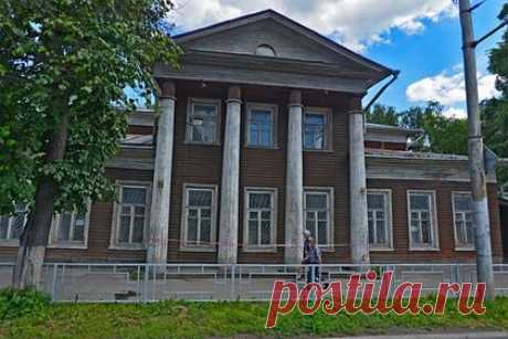 В российском городе захотели отремонтировать дом с привидением. Федеральное министерство культуры захотело отремонтировать в российском городе дом с привидением. Речь идет об особняке дворянина Пузан-Пузыревского, расположенном в Вологде на улице Герцена. Существует легенда, что внутри исторического объекта, построенного в 1838 году, обитает дух бывшего хозяина.