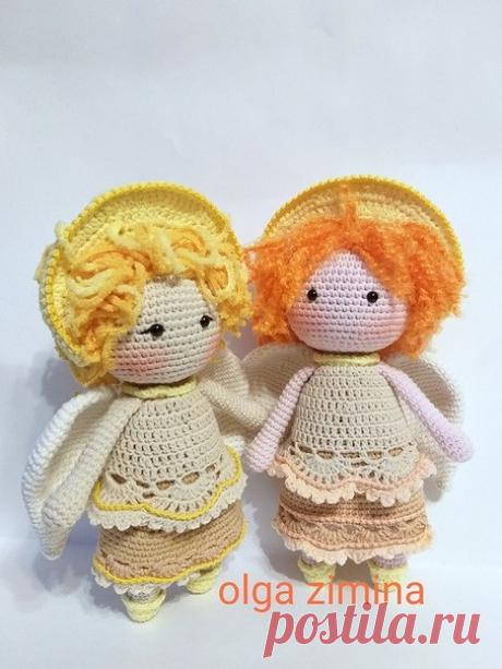 Рождественские Ангелочки
Ещё успеете связать под ёлочку
Не знаю почему, но связаны из одной пряжи, Джинс 160/50г, одним крючком, а получились по размеру разные. 22 и 21 см.
Уровень сложности лёгкий. 
автор Ольга Зимина