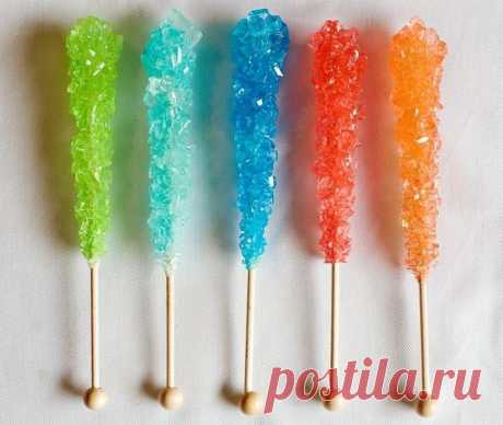 1 стакан воды + 3 стакана сахара + краситель + вкусовая добавка.
Варить сахар и воду, когда сахар раствориться добавить краситель и вкусовую добавку.
Перелить сироп в баночку. Намочить деревянную палочку водой и обвалять в сахаре.
Одеть на палочку прищепку и опустить в банку.
Банку накрыть салфеткой.