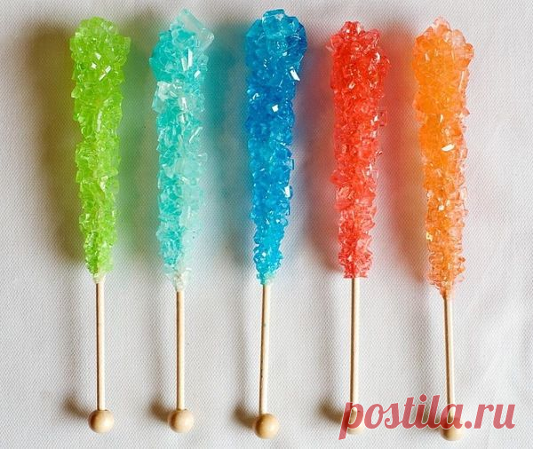 1 стакан воды + 3 стакана сахара + краситель + вкусовая добавка.
Варить сахар и воду, когда сахар раствориться добавить краситель и вкусовую добавку.
Перелить сироп в баночку. Намочить деревянную палочку водой и обвалять в сахаре.
Одеть на палочку прищепку и опустить в банку.
Банку накрыть салфеткой.