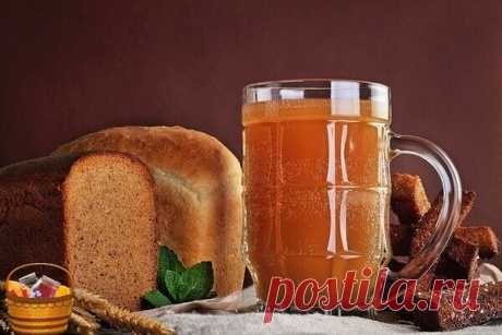 Хлебный квас (с закваской) готовим в домашних условиях.
 
Квас по этому рецепту получается умеренно сладким, похожим на тот бочковой квас, который продавался в советские времена. По этому рецепту без особых усилий и труда вы сможете сделать действительно натуральный домашний квас, за который делать вам комплименты будут все любители этого напитка.
Рецепт хлебного кваса (с закваской)
10 л воды
800 г бородинского хлеба
400 г сахара
50 г изюма темного
2 ст.л. мёда
2 ч.л. сухи...