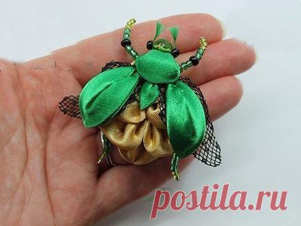 Жучок из атласных лент