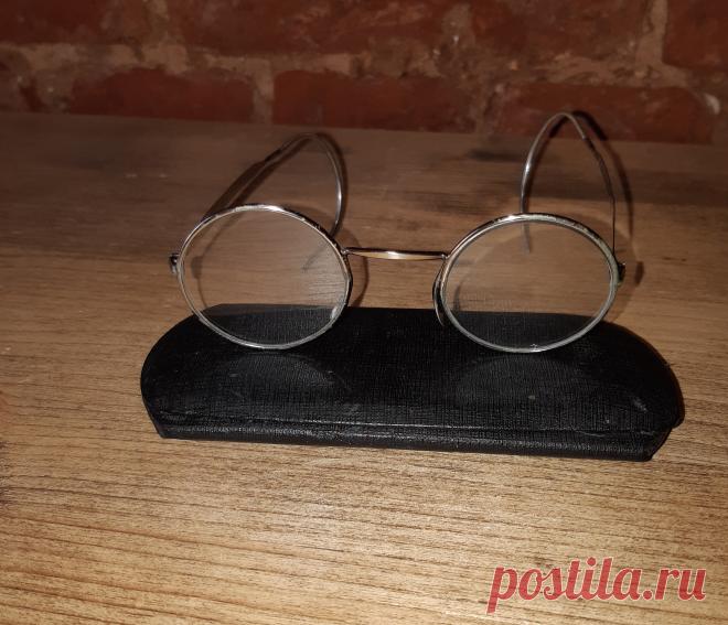 Очки в футляре. 30 годы 20 века. СССР. 
Очки. Диаметр : 40 мм. Дужка очков : 120 мм. Общая длина : 105 мм. 
Футляр. Размер : 135 х 55 х 10 мм. 

Цена : 6 000 руб. 

Купить :