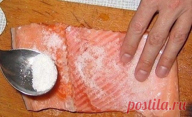 Солим рыбу вкусно! (разную рыбу)
Рыбу, приготовленную таким способом, можно кушать уже через 2 часа. Но еще вкусней она получится, если постоит немного в холодильнике и пропитается маслом. Вы берите рыбку на свой вкус.
Потребуется:
-2 рыбки
-лук по вкусу (его можно побольше, очень вкусный)
-вода комнатной температуры 400 мл
-соль 2 столовых ложки без горки
-масло подсолнечное (можно с запахом, кому нравится) 200 мл
-лавровый лист 3 штуки
-гвоздика 3 штуки
-перец горошком 1...