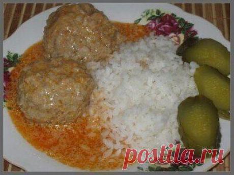 Рецепт вкуснейших тефтелей в подливе 

Для тефтелей

Нам понадобится любой фарш (свинина-говядина, курица, индейка..)
У меня любимый - Домашний (свинина-говядина). Стараюсь крутить сама, но если вижу в магазине хороший фарш, то беру...
Фарш - 0.5 кг.
Рис отварной (лучше до полуготовности) круглый-непропаренный (0.3-0.5 стак.сырого риса перед варкой). Примерно получится отварного риса чуть меньше или поровну с фаршем.
Луковица средняя - 1 шт.
! Яйцо из рецепта убрала, но мо...