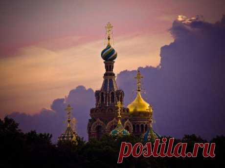 ГОСПОДЬ ХРАНИТ ЧУДОМ ХРАМЫ БОЖИИ...                                                                     Купола церкви Спаса на Крови в закатный час. Эту церковь называют еще храм Воскресения Христова. Во времена установления Советской власти она чудом уцелела: в рамках борьбы с религиозностью народа ее хотели взорвать, но инженеры посоветовали не делать этого, главным образом из-за близости к каналу. Внутреннее убранство украшает около 7000 квадратных метров тематической мозаики.
•••