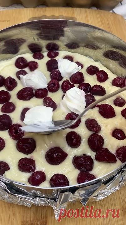 Ингредиенты: •200 гр муки •200 гр замороженных ягод•160 гр сметаны•100 гр сливочного масла•2 яйца •150 гр сахара•100 гр тревожного сыра (он же творожный) •1,...