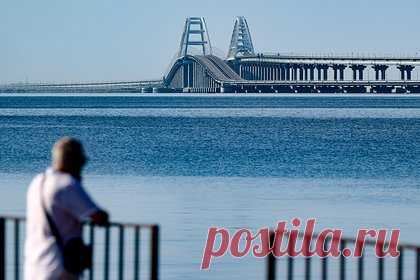 В Совфеде связали ЧП на Крымском мосту с провалом контрнаступления ВСУ. Из-за неудач при контрнаступлении Вооруженные силы Украины вымещают злобу на мирных гражданах России. Об этом, связывая ЧП на Крымском мосту и неудачи Киева, заявил сенатор Александр Башкин. Из-за ЧП на Крымском мосту в районе 145-й опоры оказалось повреждено дорожное полотно.