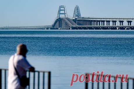 В Совфеде связали ЧП на Крымском мосту с провалом контрнаступления ВСУ. Из-за неудач при контрнаступлении Вооруженные силы Украины вымещают злобу на мирных гражданах России. Об этом, связывая ЧП на Крымском мосту и неудачи Киева, заявил сенатор Александр Башкин. Из-за ЧП на Крымском мосту в районе 145-й опоры оказалось повреждено дорожное полотно.