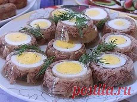 Этот ВКУСНЕЙШИЙ холодец ни кого не оставит равнодушным! 
Шикарно украсит любое застолье! 

Я сварила из говяжьего колена и двух свиных ножек в мультиварке, 90 минут, не замачивая. 
Сразу солила, добав...