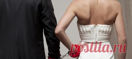 Ребенок буквально держится за мамину юбку и весь день плачет, оставаясь в саду или школе? Ваш партнер впадает в сильное беспокойство и ежеминутно пишет: «Где ты?», даже если вы просто вышли за хлебом? Это может быть тревожным признаком. Что такое расстройство сепараторной тревоги, как оно диагностируется и как быть, если речь идет о вашем близком, рассказывает психиатр Мария Лейбович. #самоанализ #ментальноерасстройство #сепарация #родителям