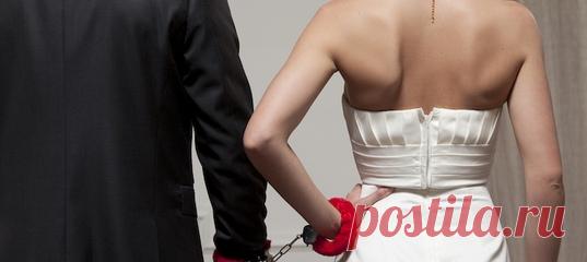 Ребенок буквально держится за мамину юбку и весь день плачет, оставаясь в саду или школе? Ваш партнер впадает в сильное беспокойство и ежеминутно пишет: «Где ты?», даже если вы просто вышли за хлебом? Это может быть тревожным признаком. Что такое расстройство сепараторной тревоги, как оно диагностируется и как быть, если речь идет о вашем близком, рассказывает психиатр Мария Лейбович. #самоанализ #ментальноерасстройство #сепарация #родителям