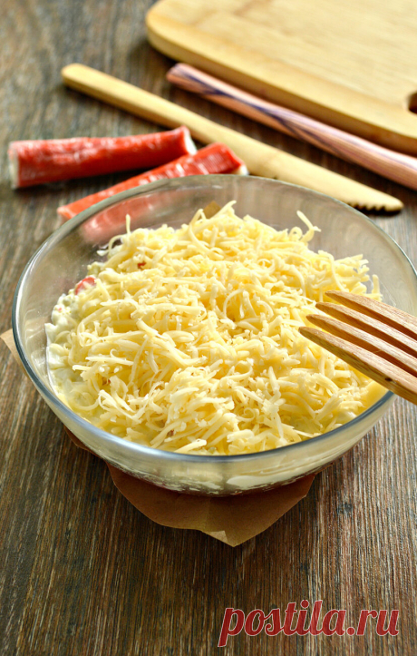 Слоёный салат с помидорами и крабовыми палочками рецепт с фото пошагово