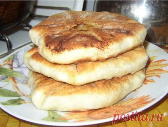 Плацинды с картофелем. Муж расцеловал!

Ингредиенты: 

Для теста: 
• 1 стакан кефира 
• 2 стакана муки 
• 1 ч. л. соды 
• 1/2 ч. л. соли 

Для начинки: 
• 1/2 кг картофеля 
• 1 луковица 
• растительное масло - для жарки 

Приготовление:

1. В кефир положить соду и соль, добавить муку, замесить тесто. 
2. Лук мелко нарезать и обжарить на растительном масле. 
3. Картофель очистить, отварить, сделать пюре, добавить обжаренный лук. 
4. Руки смазать растительным маслом и раздел...