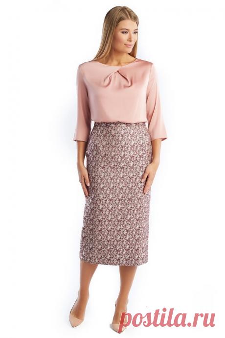 Изумительная женская блузка из струящейся шёлковой ткани свободного силуэта с рукавом три четверти, вырез горловины округлый, с глубокими перекрещенными складками. Займет достойное место в вашем гардеробе.