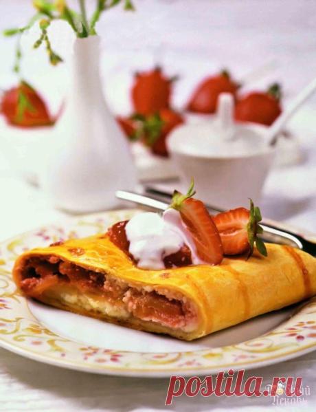 Творожный штрудель с яблоками и клубникой