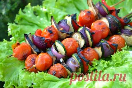 Вегетарианский шашлык
Вкусный и красочный шашлык из овощей, удобная альтернатива классическому шашлыку. Идеально подходит для вегетарианцев или может быть отличным гарниром для рыбы и мяса на гриле.