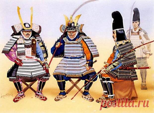 Пластины и шнуры: доспехи Страны восходящего солнца - БАЗА 211- ВОЕННАЯ ИСТОРИЯ - медиаплатформа МирТесен Самураи эпохи Намбокутё (1336-1392): самурай слева в традиционном доспехе о-ёрой; самурай в центре – в доспехе до-мару («вокруг тела») с нагрудными пластинками гёё; самурай справа также одет в до-мару, а на голове у него шапочка эбоси – головной убор самураев, который они носили вместо