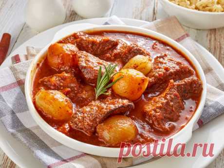 Mediterranes Rezept für griechischen Gulasch Stifado | freundin.de