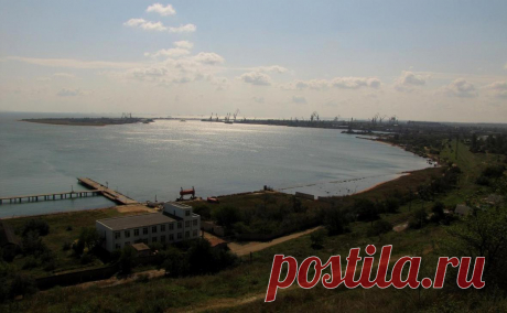 В Крыму задержали подозреваемых в краже техники из порта на ₽3 млрд. Подозреваемые украли производственное оборудование для цементного завода примерно на ₽3 млрд с части территории Керченского морского порта Камыш-Бурун, которую арендовала коммерческая организация. Против них возбудили дело о краже