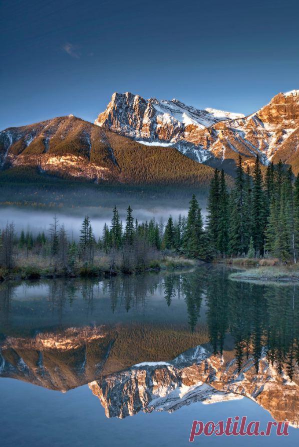 Ship’s Prow Mountain, Alberta / Canada (by graeme.mcleish).