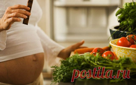 Питайтесь регулярно и используйте здоровую пищу. Постарайтесь на время беременности отказаться от свои пищевых пристрастий, особенно от таких, как со­леная, острая пища, копчености. И уж, конечно всю продукцию «фастфуда» исключите из своего рациона хотя бы на время