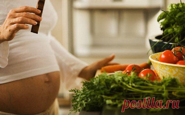 Питайтесь регулярно и используйте здоровую пищу. Постарайтесь на время беременности отказаться от свои пищевых пристрастий, особенно от таких, как со­леная, острая пища, копчености. И уж, конечно всю продукцию «фастфуда» исключите из своего рациона хотя бы на время