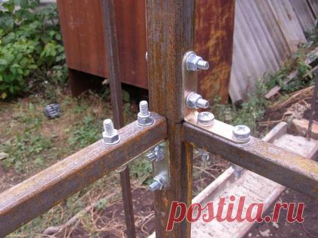 Как сделать забор из профлиста без сварки: хитрый и простой способ | Ремонт и быт | Пульс Mail.ru Есть способ обойтись без сварочных работ. Он несложен, хотя определенных затрат тоже потребует.