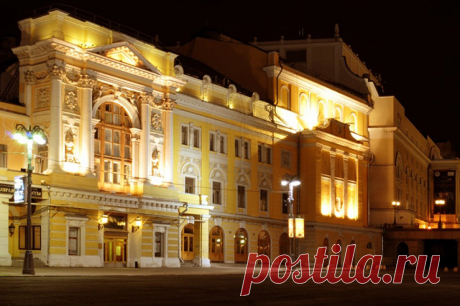 РАМТ отказался от показа спектаклей по произведениям Акунина. 18 декабря Бориса Акунина включили в список террористов и экстремистов.