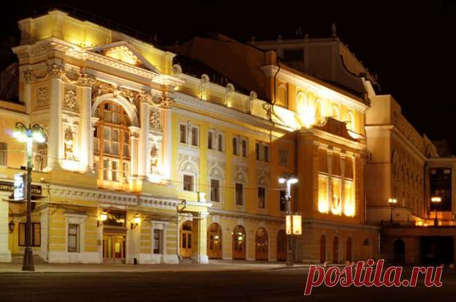 РАМТ отказался от показа спектаклей по произведениям Акунина. 18 декабря Бориса Акунина включили в список террористов и экстремистов.