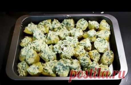 Просто выкладываем картошку на противень, смазываем заливкой и получаем вкуснейший гарнир