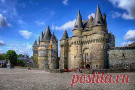 Замок Витре (Château de Vitré) -  средневековый замок, расположенный в одноимённом историческом городе Бретани (Франция). Нынешний облик приобрёод. / Удивительное искусство