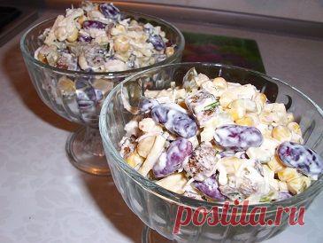 Салат с курицей и сухариками