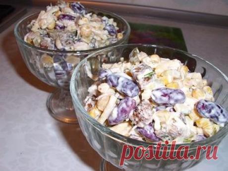 Салат с курицей и сухариками