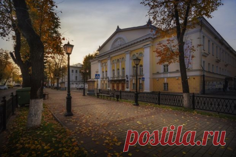 Кострома ты моя!  М.Куршин, А.Долгинов
От Красноярского до Краснодарского
Краев немало я исколесил…
Я от судьбы не ждал подарка царского,
Но повстречал ее и полюбил!
Как не любить ее, скажи, красавицу?
Не восхищаться как? Не воспевать…