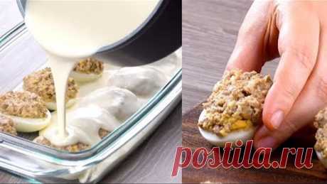 Наполняем яйца начинкой и запекаем. Эта простая закуска украсит любой стол!