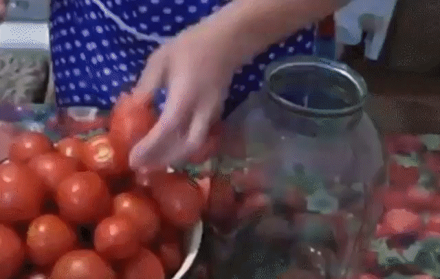 Помидоры в собственном соку! Рецепт на все времена!
Делюсь рецептом, который передала мне бабушка через поколение! Легкое приготовление, а вкус просто божественный! Вся семья постоянно просит приготовить такие, а друзья просят рецепт! 
Очень простой и практичный рецепт, в котором найдется применение и крупным, и мягким, и немного придавленным помидоркам. 
Что понадобится для приготовления 
Крупные, спелые помидоры для сока 
Мелкие помидоры 
Соль и сахар 
Душистый перец-горошек 
Лавровый лист