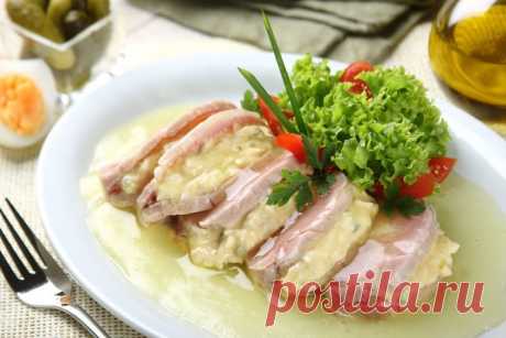 Заливное со свининой, яйцами и чесноком  
Праздничный рецепт вкуснейшего заливного из свиной корейки (маринованной 3 дня) и ароматной смеси из запеченного чеснока, соленых огурцов, яиц, майонеза.