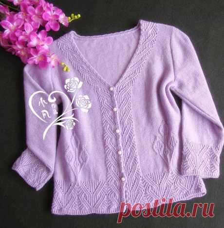 Сиреневый жакет с ажурным фантазийным узором на планках связан спицами