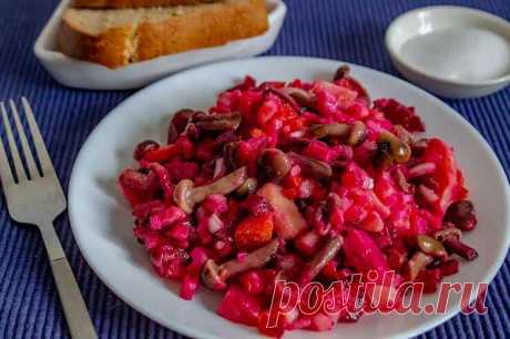 Винегрет с маринованными грибами: пошаговый рецепт с фото Существует множество вариантов винегрета, но одним из самых интересных и необычных вариантов - винегрет с маринованными грибами по-уральски.