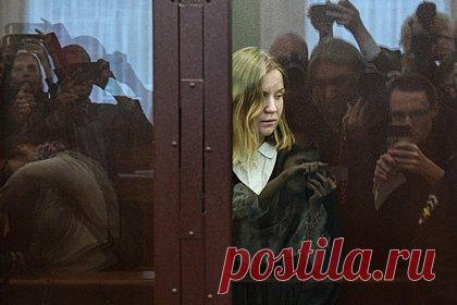 Стали известны новые подробности по делу обвиняемой в теракте Треповой. Стали известны новые подробности по делу обвиняемой в терроризме россиянки Дарьи Треповой (внесена в перечень террористов и экстремистов Росфинмониторинга). Следователи узнали, что кроме взрывчатки в статуэтке был установлен автомобильный GPS-трекер с прослушкой. Трепова утверждает, что не знала о прослушке.