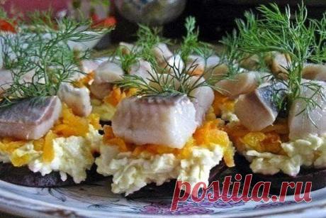 Порционная закуска с селедочкой.Пальчики оближешь! Вкуснотища необыкновенная! Все секреты приготовления! только в нашем официальном источникe по ссылке: ►►► io.ua/www.php?w=https://exchefpovar.blogspot.com/2015/03/blog-post_30.html .Приятного аппетитa, надеюсь, вам понравится!