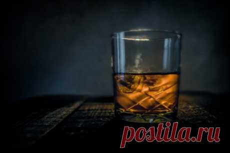 На торги выставляют бутылку самого дорогого в мире виски. Это Macallan Adami 1926 года выпуска.
