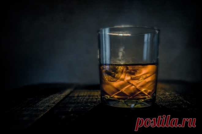 На торги выставляют бутылку самого дорогого в мире виски. Это Macallan Adami 1926 года выпуска.